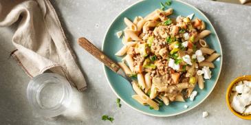 Vegetarische pasta met linzen, geitenkaas en champignonsaus