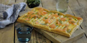 Plaatpizza met asperges en gerookte zalm