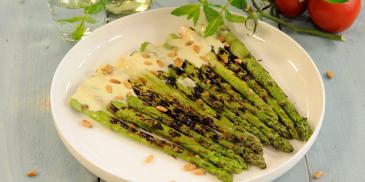 Gegrilde groene asperges met aspergesaus