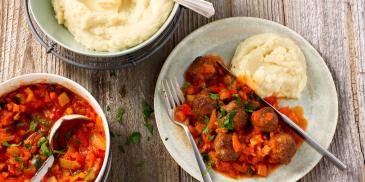 Gehaktballetjes in groenten tomatensaus met aardappelpuree kaas