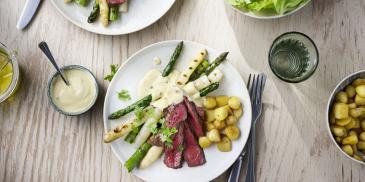 Gegrilde groene en witte asperges met biefstuk en asperge saus