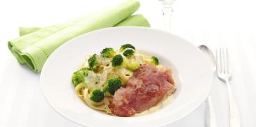Italiaanse varkensschnitzels met broccoli en tagliatelle
