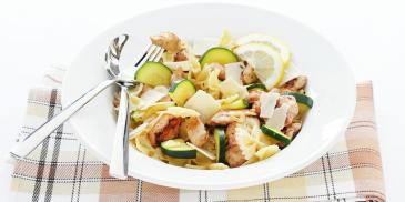 Pasta met knoflookkip en courgette