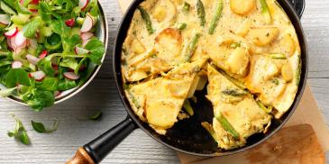 Ham-kaas aardappel frittata met groene asperges