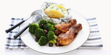 Kipdrumsticks met gepofte aardappel en broccoli