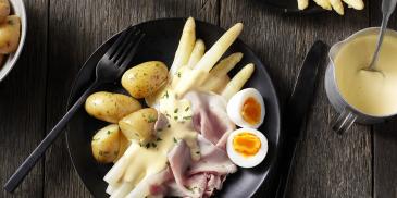 Witte asperges met ham en ei