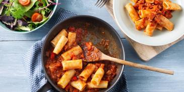 Rigatoni met salami en gegrilde paprika