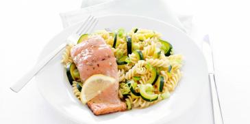 Pasta met zalm en bosuitjes