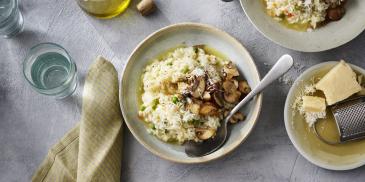 Risotto met groentebouillon, champignons en doperwten