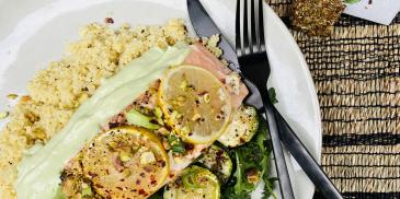 Zalm uit de oven met romige avocado-dressing en kruidige couscous