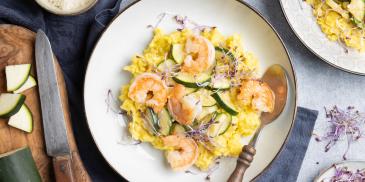 Saffraan risotto met knoflook garnalen en courgette