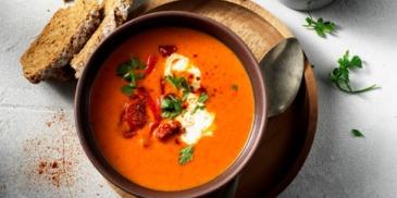 Paprika tomaat soep met crème fraiche