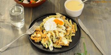 Recept voor een pastasalade met asperges, linzen en ei