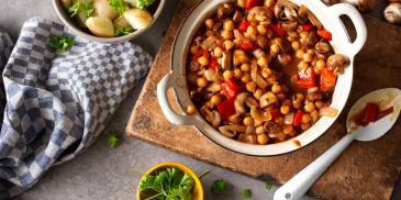 Vegetarisch pannetje met aardappelen, paprika en kikkererwten