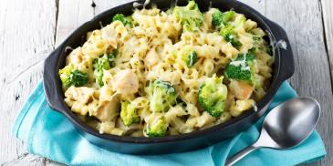Romige pasta met broccoli, kip en kaas