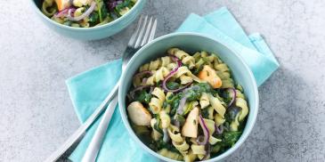 Romige pasta met verse spinazie, ui en kip