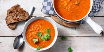 Thaise tomatensoep met linzen en koriander