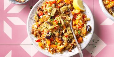 Couscous salade met aubergine, kikkererwten en noten
