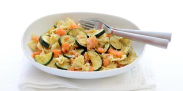 Farfalle pasta met gerookte zalm en courgette