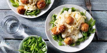 Spaghetti met witte asperges en vega gehaktballetjes