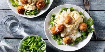 Spaghetti met witte asperges en kipgehaktballetjes