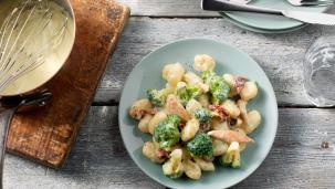 Gnocchi met 4-kazensaus recept met broccoli, spekjes en gedroogde tomaatjes