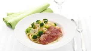 Italiaanse varkensschnitzels met broccoli en tagliatelle