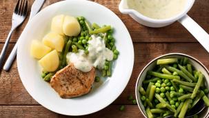 Varkensfiletlapje met rozemarijn, sperziebonen, doperwten met ham-kaassaus