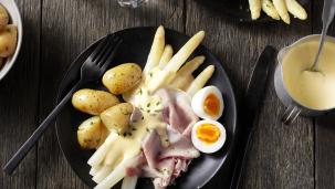 Witte asperges met ham en ei