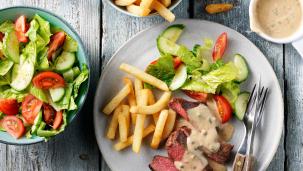 Biefstuk met pepersaus, salade en friet