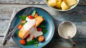 Zalm met roomsaus, aardappelen en peultjes