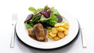 Slavink met gebakken aardappelschijfjes en rode bietensalade