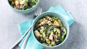 Romige pasta met verse spinazie, ui en kip
