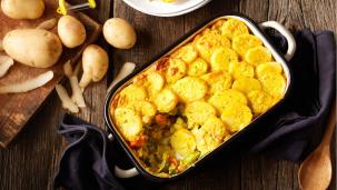 Vegetarische prei-kerrie ovenschotel met courgette en kikkererwten